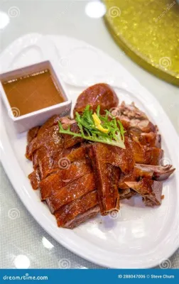  Cantonese-Style Roasted Goose: ¿Una explosión de sabor crujiente y jugoso que te dejará boquiabierto?